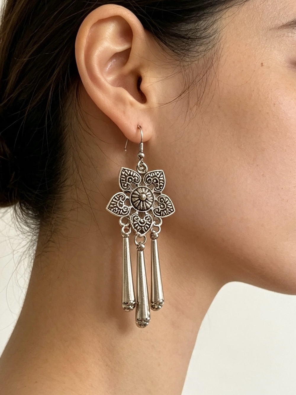 Elegant antique silver floral earring